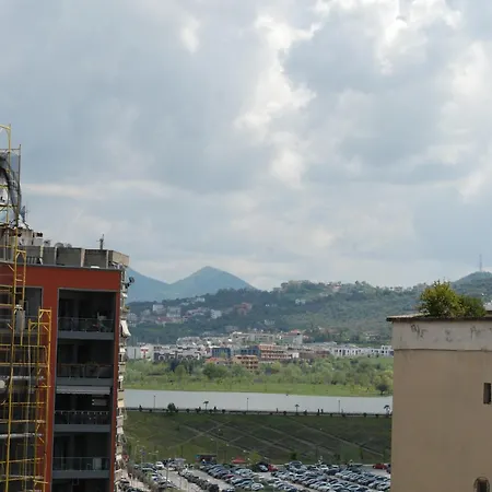 Lindi's 8/3 Apartmán Tirana