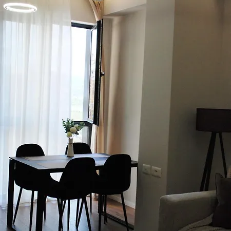 Lindi's 8/3 Тирана