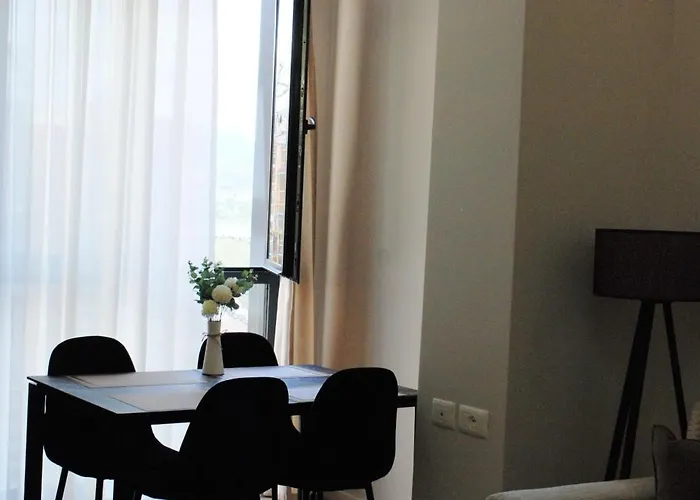 Lindi's 8/3 Тирана