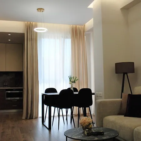 Lindi's 8/3 * 티라나