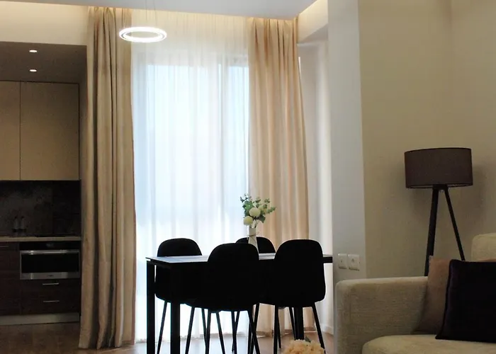 Lindi's 8/3 * 티라나